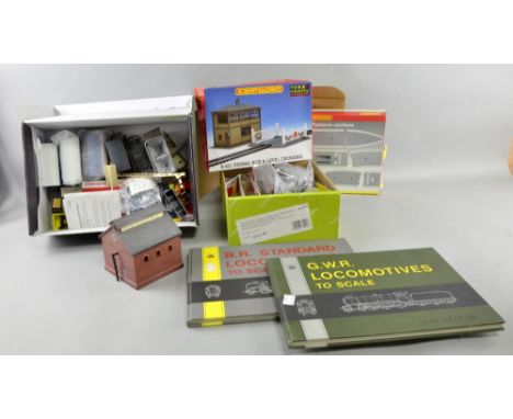 Hornby 'OO' train accessories including R.421 signal box and level crossing, Booking Hall, R8007, platform sections, reverse 