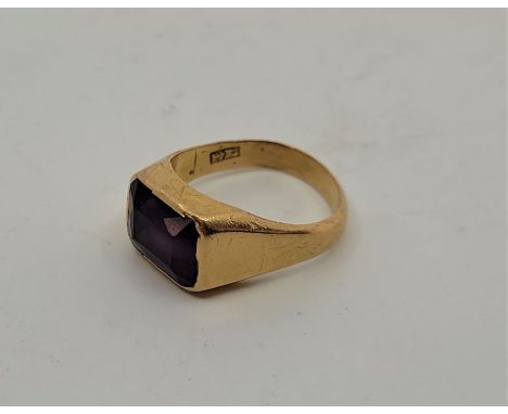 A Chinese precious yellow metal and purple-blue sapphire ring, having&nbsp;mixed scissors cut purple-blue sapphire in rub ove