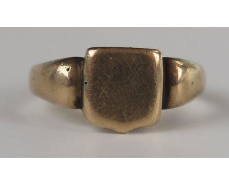 An Antique 9ct Gold Shiled Head Ring, Birmingham 1901, maker CG, size O, 3.8g 