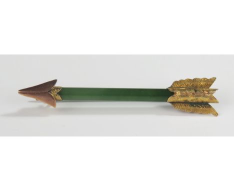 An Antique 9ct Gold and Nephrite Arrow brooch, 60mm long, 3.9g 