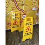 LOT: (2) Enseignes CAUTION...