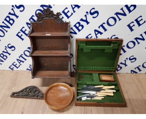 AN EARLY 20TH CENTURY OAK WALL HANGING SHELF UNIT WITH OAK LEAF DECORATION 67 X 35CM TOGETHER WITH A PART CANTEEN OF CUTLERY 