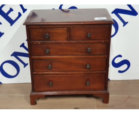 ANTIQUE GEORGIAN MAHOGANY APPRENTICE CHEST OF 2 SHORT OVER 3 LONG DRAWERS WITH ORIGINAL PATINATED KNOBS AND STRINGING ALL ON 