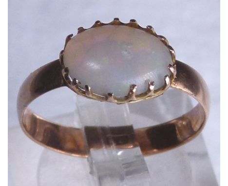 OPAL RING. 9 ct yellow gold cabachon opal set ring, size N