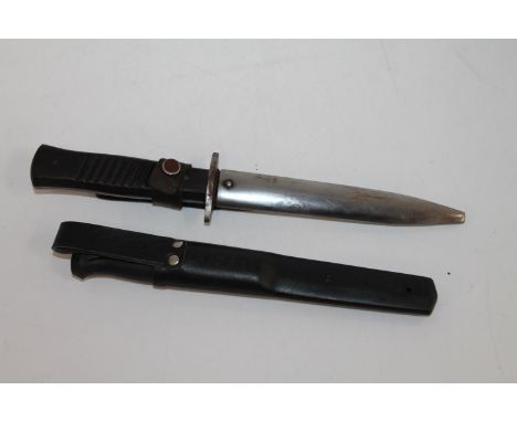 A WWI First World War Imperial German Army trench combat fighting knife, having ribbed wooden grip, the ricasso stamped 'Gott