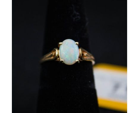 9CT GOLD RING WITH OPAL