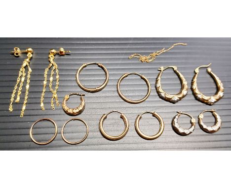 SIX PAIRS GOLD HOOP EARRINGS AND A ODD EARRING AND CHAIN. 6g TESTED AS GOLD