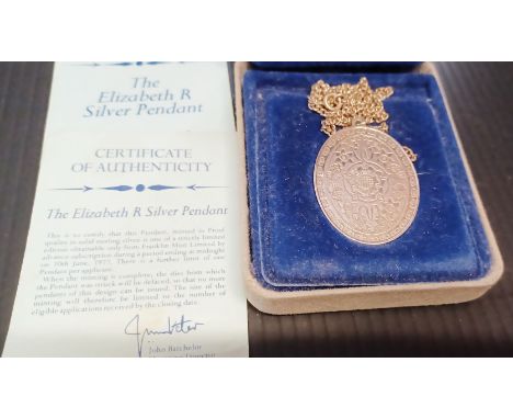 A boxed vintage 1977 silver jubilee "The Elizabeth R" silver pendant. On a 24 inch silver curb chain
