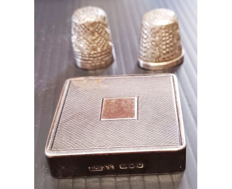 A SILVER THIMBLE AND BOTTLE TOP AND PLATED THIMBLE