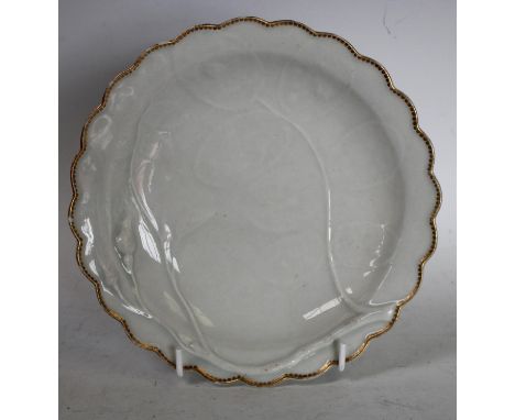 An early Worcester Blind Earl type plate, with raised moulding, dentil rim, 19cm diameter, c.1760 Jacob Isaac Ashley Collecti