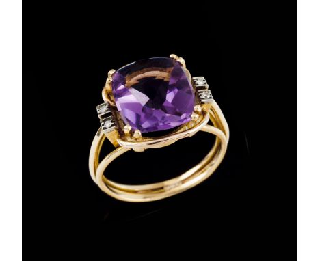 GoldTriple band set with 4 small 8/8 cut diamonds and one central amethyst (ca.12x10mm)Oporto hallmark, Dragon 800/1000 (1938