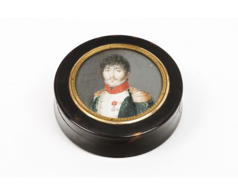 TortoiseshellCover with army officer miniature portrait on ivory, signedSpain, 18th /19th century(signs of wear)Diam.: 6 cm (