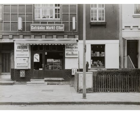 Vintage, Gelatinesilberabzug hochglänzend auf Agfa-Papier. 30,8 x 40,4 cm. Rückseitig mit Bleistift eigenhändige Angabe der A