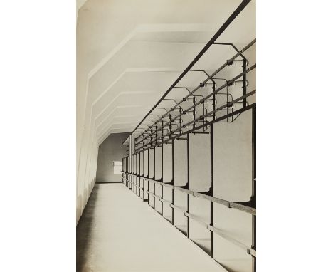 Vintage, Gelatinesilberabzug hochglänzend. Rückseitig mit PhotographenstempelLiteraturHans Finsler. Neue Wege der Photographi