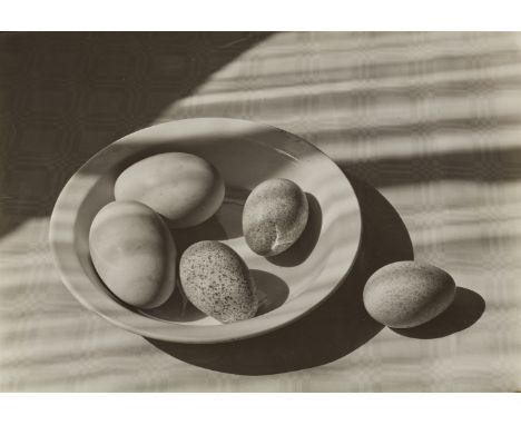 Vintage, Gelatinesilberabzug mattglänzend. 27,2 x 38,4 cm. Rückseitig mit Photographenstempel sowie von fremder Hand mit Tint