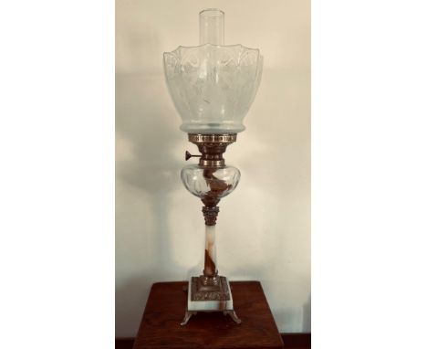MARBLE AND CAST BRASS TABLE OIL LAMP, THUMB CUT RESERVOIR, GLASS FUNNEL AND ETCHED SHADE, TOTAL HEIGHT APPROX 65cm
