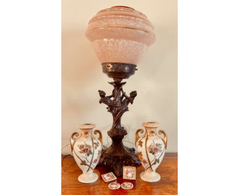 CAST METAL ART NOUVEAU TABLE LAMP AND LATER GLASS SHADE, APPROX 50.2cm HIGH, PLUS TWO POTTERY VASES APPROX 17.5cm HIGH, AND F