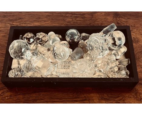 APPROX TWENTY-FIVE VARIOUS DECANTER/PERFUME STOPPERS