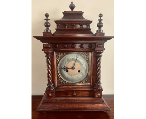 MAHOGANY POLISHED CASED MANTLE CLOCK WITH PENDULUM, NOT TESTED, APPROX 50cm HIGH