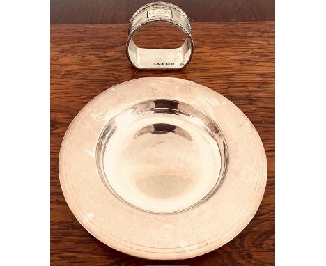 SILVER NAPKIN RING AND SMALL SILVER DISH, TOTAL WEIGHT APPROX 83g