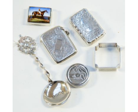 A collection of silver comprising an Edwardian snuff box, Chester 1904, an Edwardian silver vesta case, Chester 1909; a white