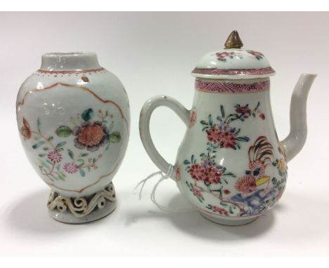 Yung Cheung chicken wire pot c1740 together with a Chein Leung tea caddy with famille rose tdecoration, height 11cm (2)