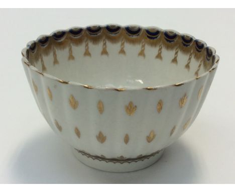 A Worcester tea bowl, Crescent backstamp