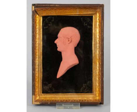 Halbrelief einer Herrenbildnis-Miniatur, Biedermeier.Keramik. Halbrelief Portrait eines nach links schauenden Herren aus lach