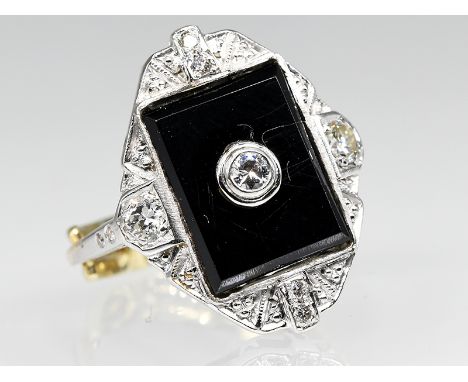 Ring mit Onyx und 7 Altschliff-Diamanten, zus. ca. 0,35 ct, Art Deco.585/- Weiß- und Gelbgold. Gesamtgewicht ca. 4,7 g. Recht