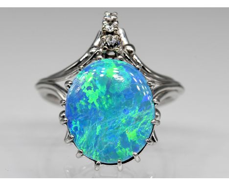 Ring mit Opal-Doublette und 3 Brillanten und Altschliff-Diamant, zus. ca. 0,10 ct, 70- er Jahre.585/- Weißgold. Gesamtgewicht