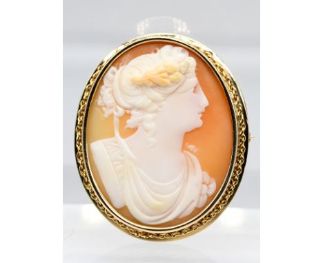 Brosche mit Kamee, um 1900.585/- Gelbgold. Gesamtgewicht ca. 9 g. Hochoval. Seitliches Portrait einer jungen Frau der Antike 