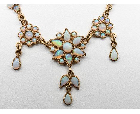 Collier mit Opal-Cabochons, 20. Jh.585/- Roségold. Mittelteil aus 5 beweglichen blütenförmigen Elementen und dreifachen Anhän