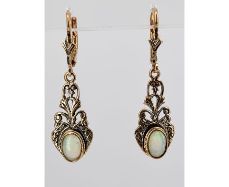 Paar Ohrgehänge mit Opal-Cabochons, 20.Jh.585/- Roségold. Gesamtgewicht ca. 3,6 g. Längliche ornamental durchbrochene Form. I