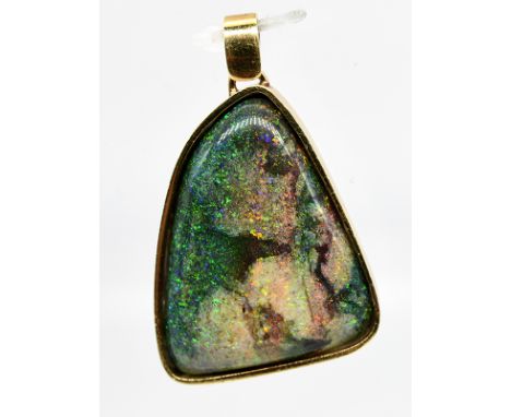 Anhänger mit Opal-Cabochon, Goldschmiedearbeit, 21. Jh.585/- Gelbgold. Gesamtgewicht ca. 9,3 g. Stilisierte Dreiecksform. Sch