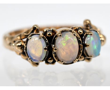 Ring mit 3 Opal-Cabochons, 20.Jh.585/- Roségold. Gesamtgewicht ca. 4 g., 3 nebeneinander im Hochoval gefasste Opal-Cabochons.