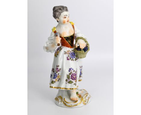 Figur "Gärtnerkind mit Sichel und Weintrauben", Entwurf J.J. Kändler Meissen, 20. Jh.Weißporzellan, polychrom bemalt und Gold