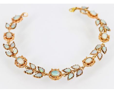 Armband mit Opal-Cabochon, 21. Jh.750/- Roségold. Feines Gliederarmband in Form von kleinen stilisierten Blättern und Blüten 