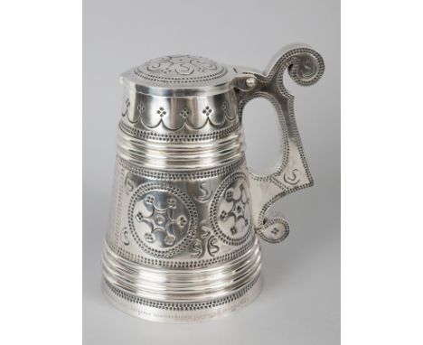 Deckelhumpen aus der Familie von Harpe, Baltikum/ Estland, um 1900.875/- Silber. Gesamtgewicht ca. 1342 g. Konische Form mit 