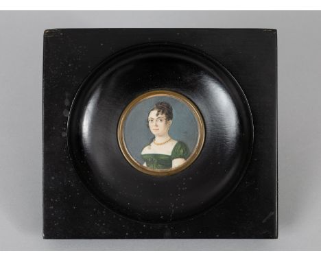 Damenbildnis-Miniatur  um 1800.Öl/Bein. Portrait einer jungen Dame im grünen Kleid und Hochsteckfrisur. Quadratischer Rahmen 