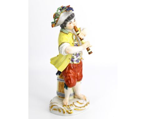 Figur "Gärtnerkind mit Schalmei", Entwurf J.J. Kändler Meissen, 20. Jh.Weißporzellan, polychrom bemalt und Goldstaffiert, auf