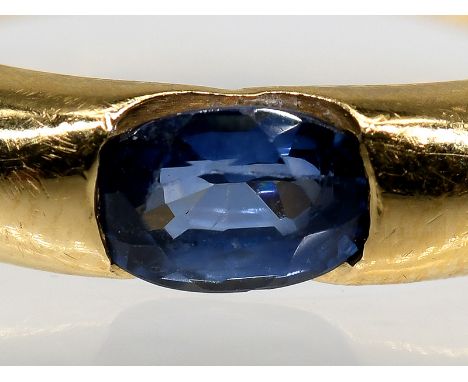 Ring mit Saphir, CARTIER, Paris, 90-er Jahre.750/- Gelbgold. Gesamtgewicht ca. 7,6 g. Schmale Bandringform mit zentral gefass