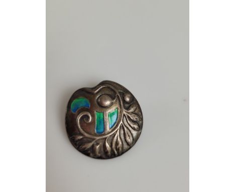 A single Art Nouveau Edward VII silver and enamel button, of circular shape with leaf decoration, hallmarked Birmingham 1904 