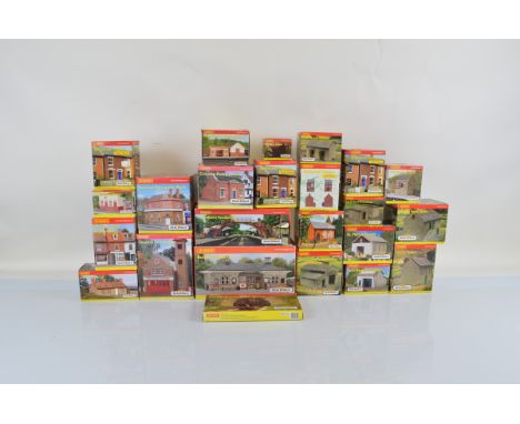 A good collection of Hornby Skaledale model railway buildings, all boxed (24)