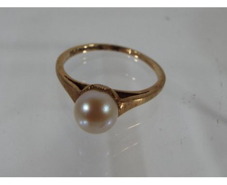 A lady's hallmarked 9ct yellow gold ring set with large pearl, size K, approx weight 1.65g