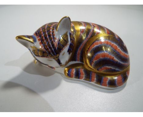 Crown Derby - a ceramic paperweight in the style of a cat decorated in the Imari pattern with gold stopper (condition excelle