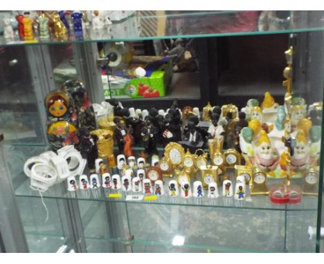 A good mixed lot to include a quantity of ceramic Robertson's promotional thimbles, miniature clocks, Snow White & Seven Dwar