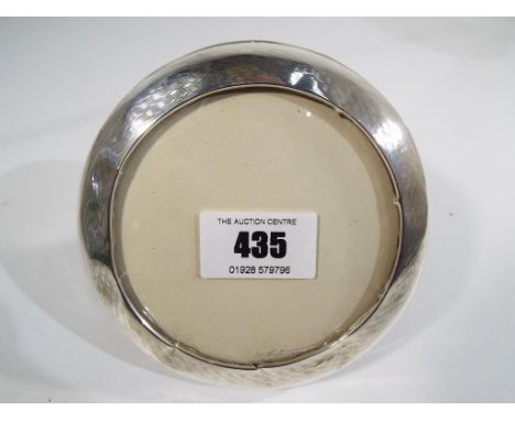 A George V hallmarked silver circular picture frame, Birmingham assay 1922, 11 cm (diameter)