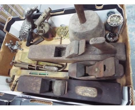 A good mixed lot to include a quantity of vintage wooden hand tools, planes, spirit levels and other