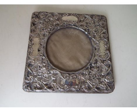 A hallmarked silver photograph frame, approx. 15.5 cm x 15.5 cm - Est £20 - £30