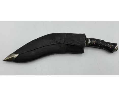 Kukri Messer - Indien 20.Jahrhundert gebogte Klinge, Holzscheide lederbezogen, zwei Beimesser, Altersspuren, Gesamtlänge ca. 